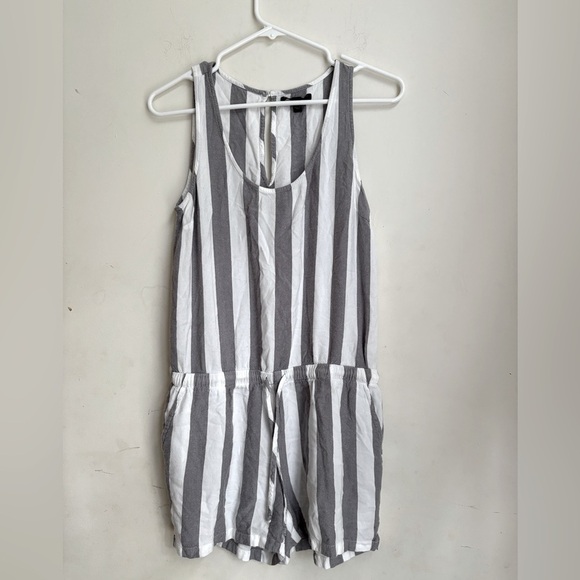 Banana Republic Factory Pants - Banana Republic Striped Drawstring Romper Grey/White pockets size XS